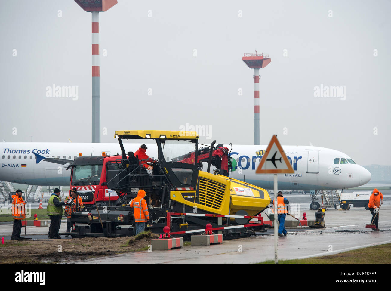 Berlin, Germany. 15th Oct, 2015. New parking spaces for air planes of Ryanair  at the Berlin Brandenburg Airport currently still under construction in Schoenefeld, Germany, 15 October 2015. Journalists were briefed on the latest developments during a press event held at the construction site on the same day. Credit:  dpa picture alliance/Alamy Live News Stock Photo