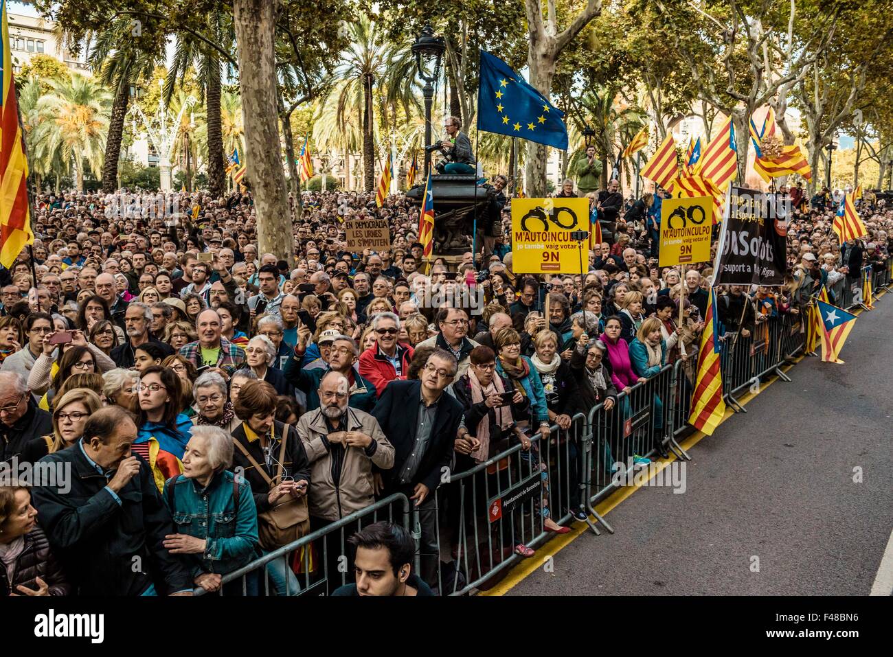 Barcelona, Spain. 15th October, 2015. Catalan pro-indepence demonstrators gather in front of the regional High Court awaiting Catalan president Artur Mas who is facing accusations of civil disobedience, abuse of power and embezzlement of public funds Credit:  matthi/Alamy Live News Stock Photo