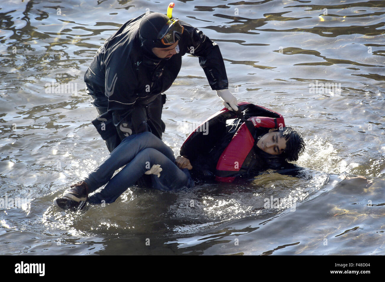 Lesbos Islae, Greece. 15th Oct, 2015. A fatal Accident at sea caused at least nine deaths among migrants that in thousands lands every day on the shores of the island of Lesbos from neighboring Turkey, distant only 4 nautical miles. Dead bodies are pulled out of the sea after Greek coastguard vessel hits migrant boat. EDITORS NOTE: GRAPHIC CONTENT Credit:  Danilo Balducci/ZUMA Wire/Alamy Live News Stock Photo