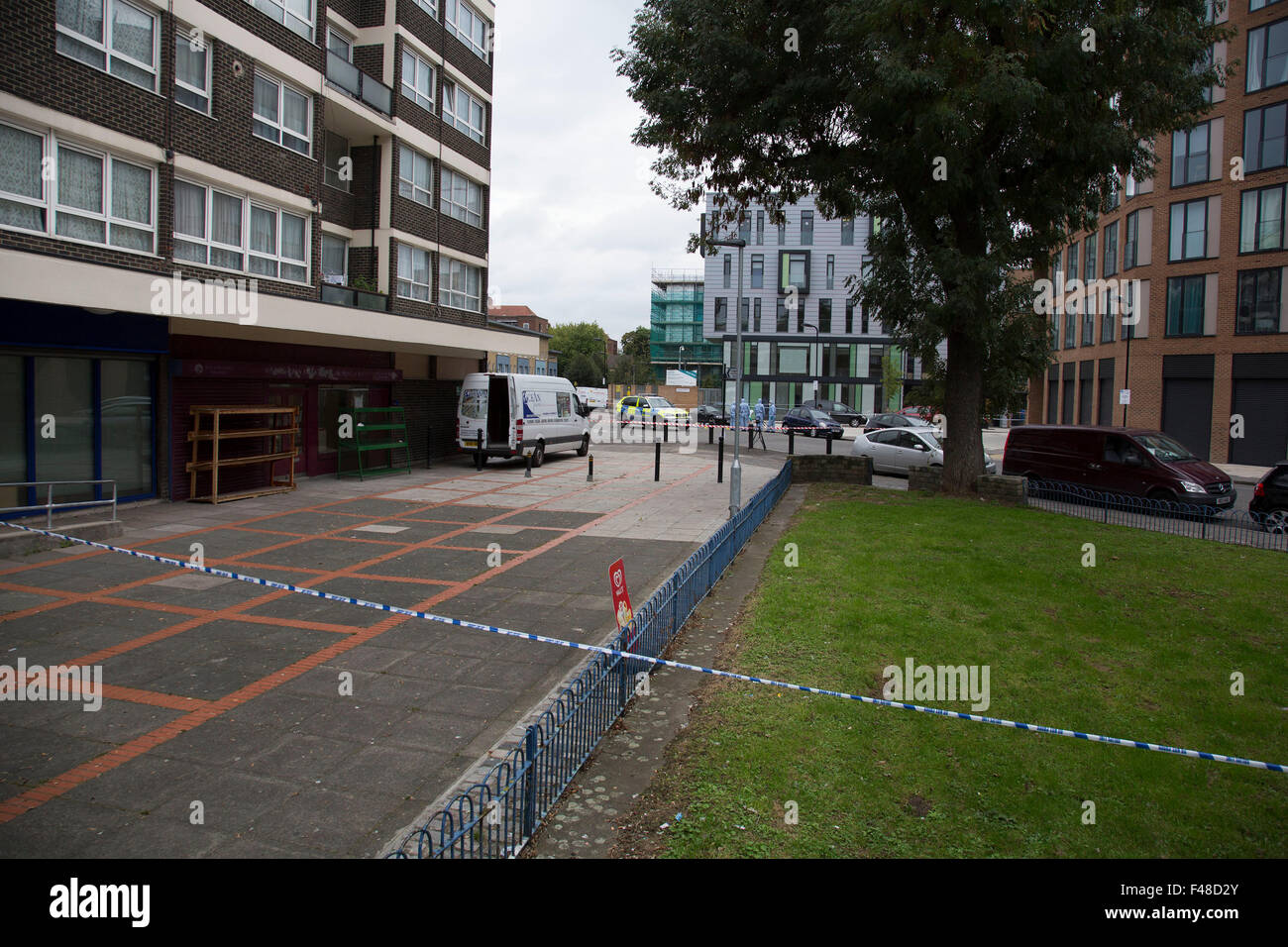 Hackney, London, UK. 15th October, 2015. Crime scene where a male police officer was shot during a firearms operation in Scriven Street in the Haggerston area of Hackney. A specialist firearms unit and officers from Trident Area Crime Command, which is responsible for tackling gang crime, were conducting an operation in Scriven Street at the time of the shooting. Credit:  Michael Kemp/Alamy Live News Stock Photo