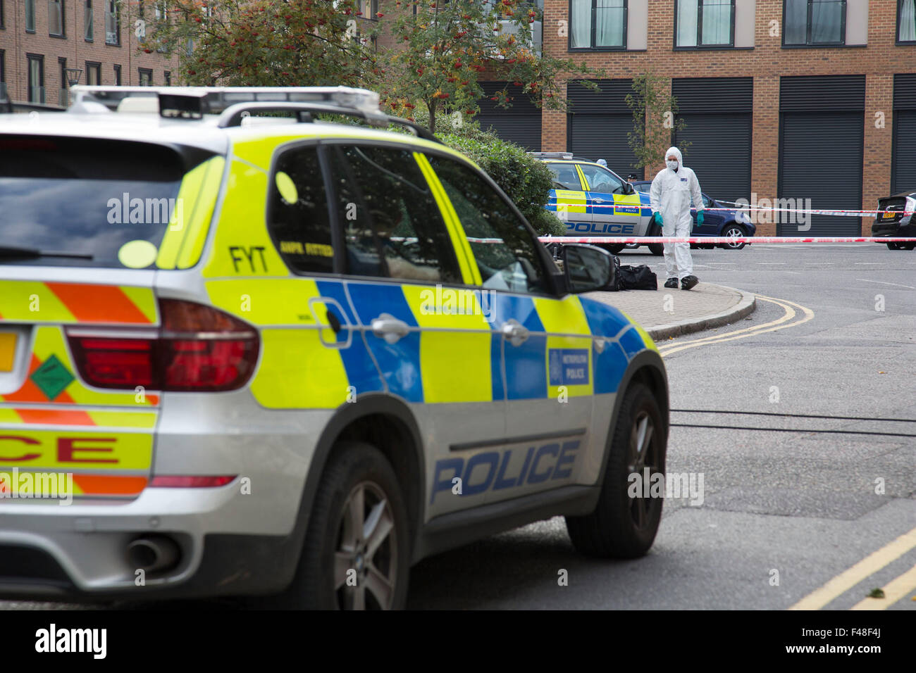 Hackney, London, UK. 15th October, 2015. Forensics team at the crime scene where a male police officer was shot during a firearms operation in Scriven Street in the Haggerston area of Hackney. A specialist firearms unit and officers from Trident Area Crime Command, which is responsible for tackling gang crime, were conducting an operation in Scriven Street at the time of the shooting. Credit:  Michael Kemp/Alamy Live News Stock Photo