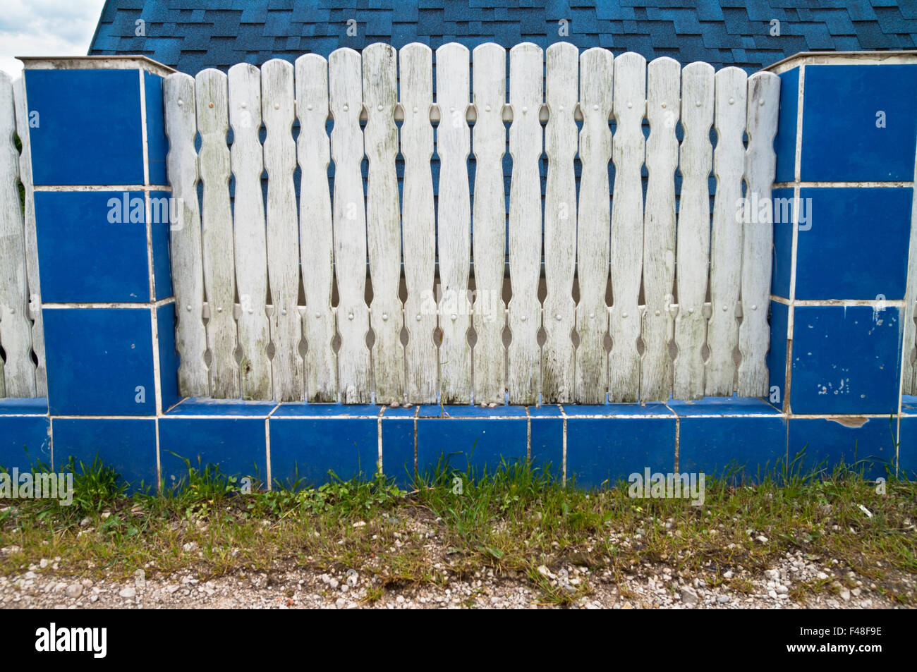 Old white fence hi-res stock photography and images - Alamy