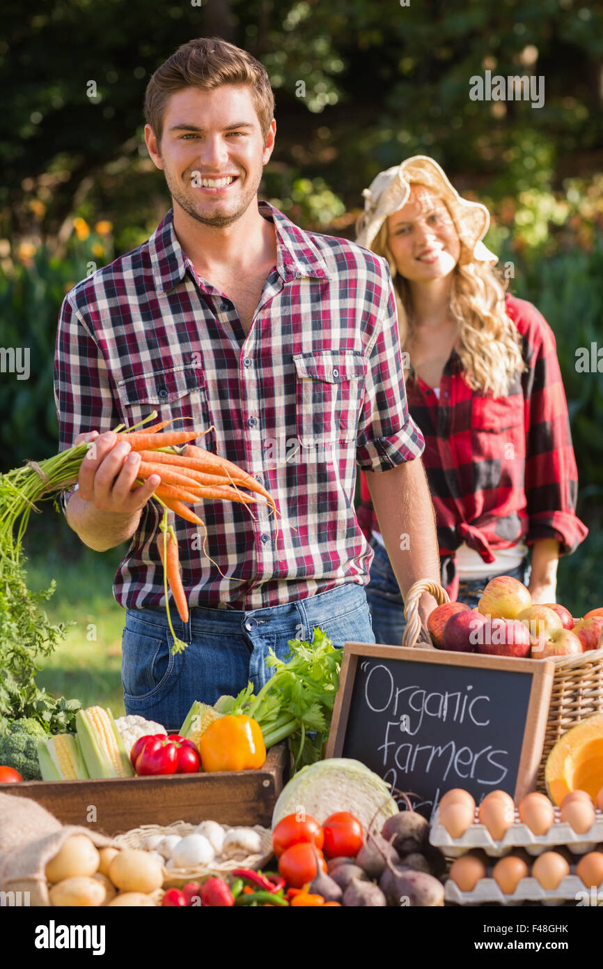 Couple selling organic vegetables at market Stock Photo - Alamy