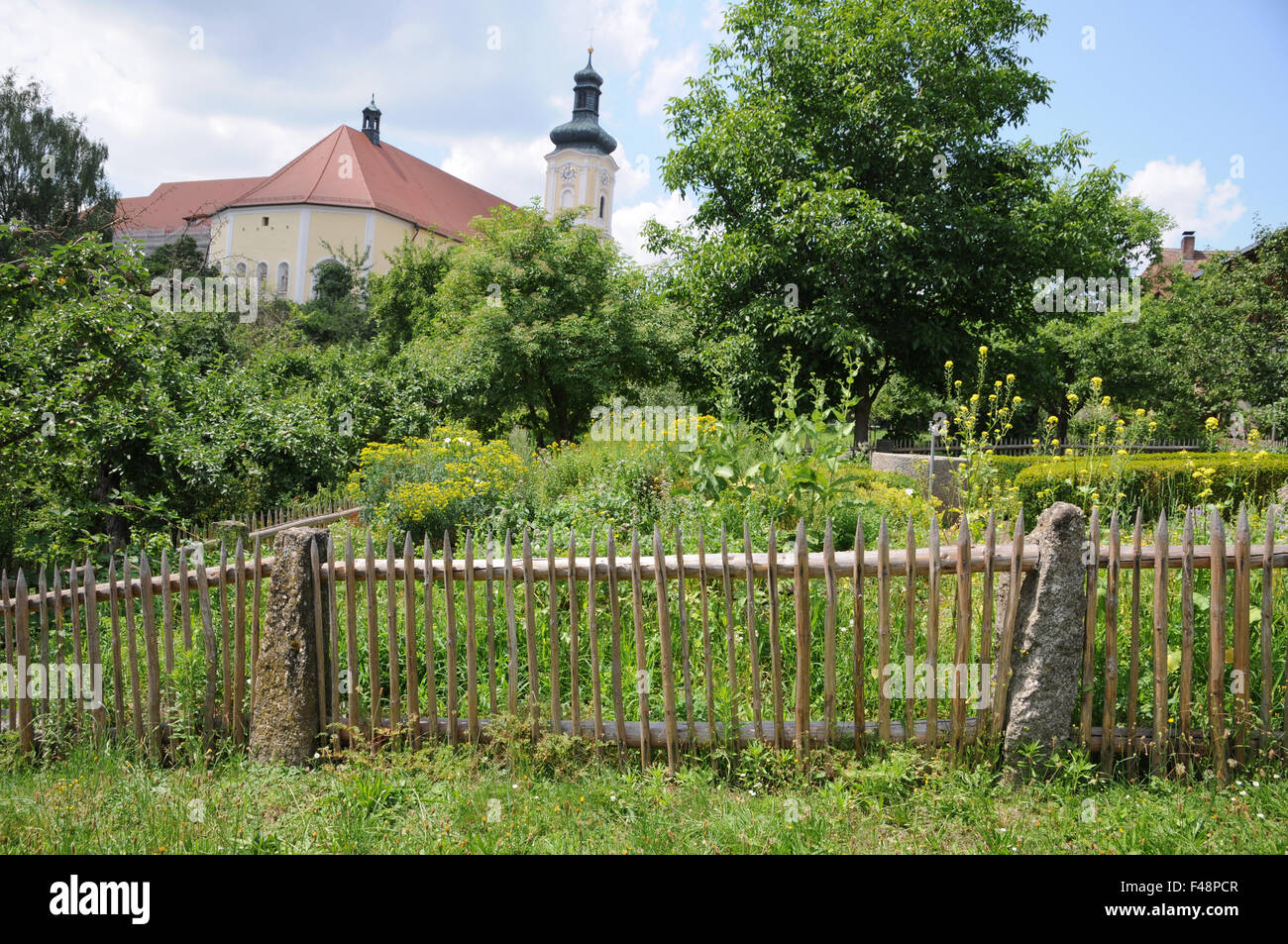 Cottage garden wooden fence hi-res stock photography and images - Alamy