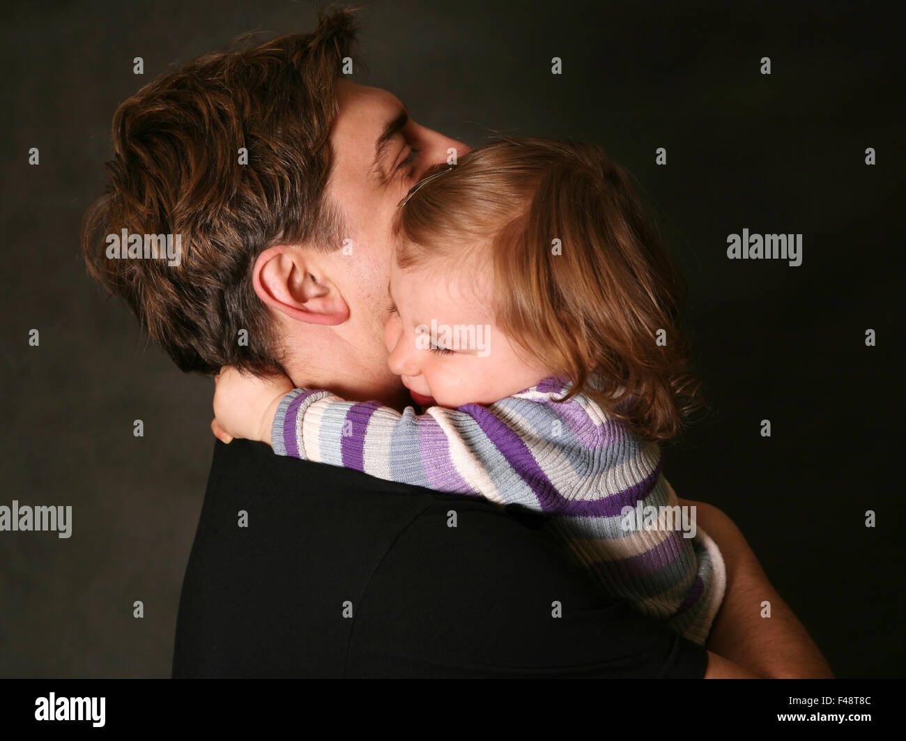 Дочка сопротивляется папе. Девочка обнимает папу. Папа обнимает дочь. Обнимает ребенка. Отец обнимает ребенка.
