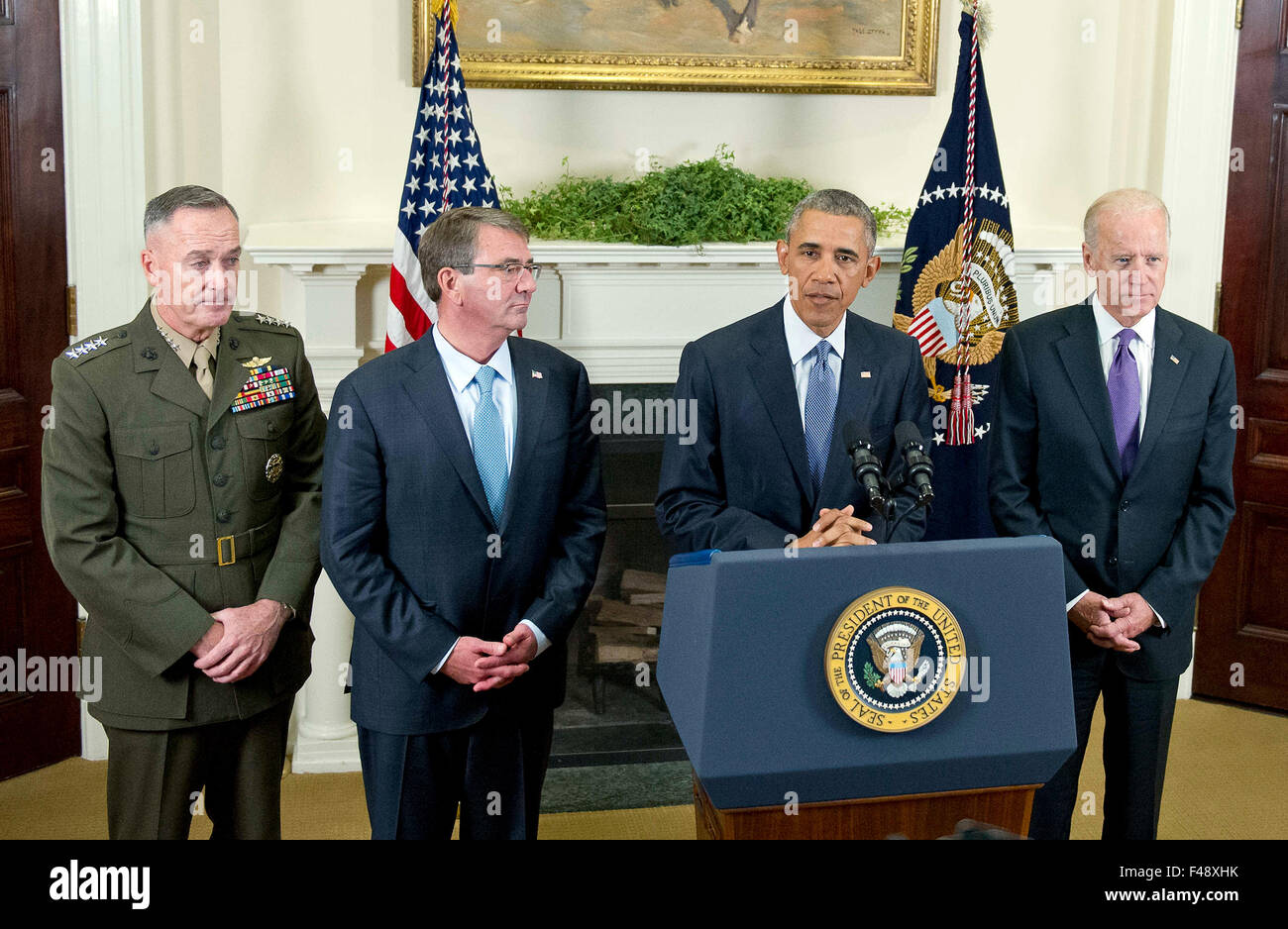 United States President Barack Obama announces he will keep 5,500 US troops in Afghanistan when he leaves office in 2017 and explains his reasoning for that action in the Roosevelt Room of the White House in Washington, DC on Thursday, October 15, 2015. From left to right: US Marine Corps General Joseph F. Dunford, Chairman, Joint Chiefs of Staff; US Secretary of Defense Ashton Carter; the President, and US Vice President Joe Biden. Credit: Ron Sachs/Pool via CNP - NO WIRE SERVICE - Stock Photo