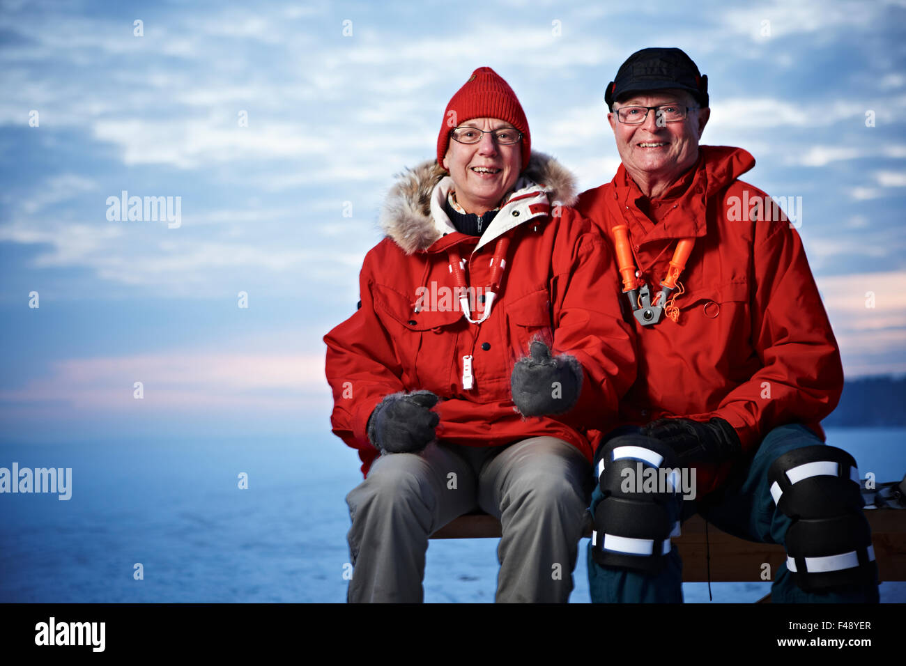 Elderly couple sitting on a bench Stock Photo - Alamy