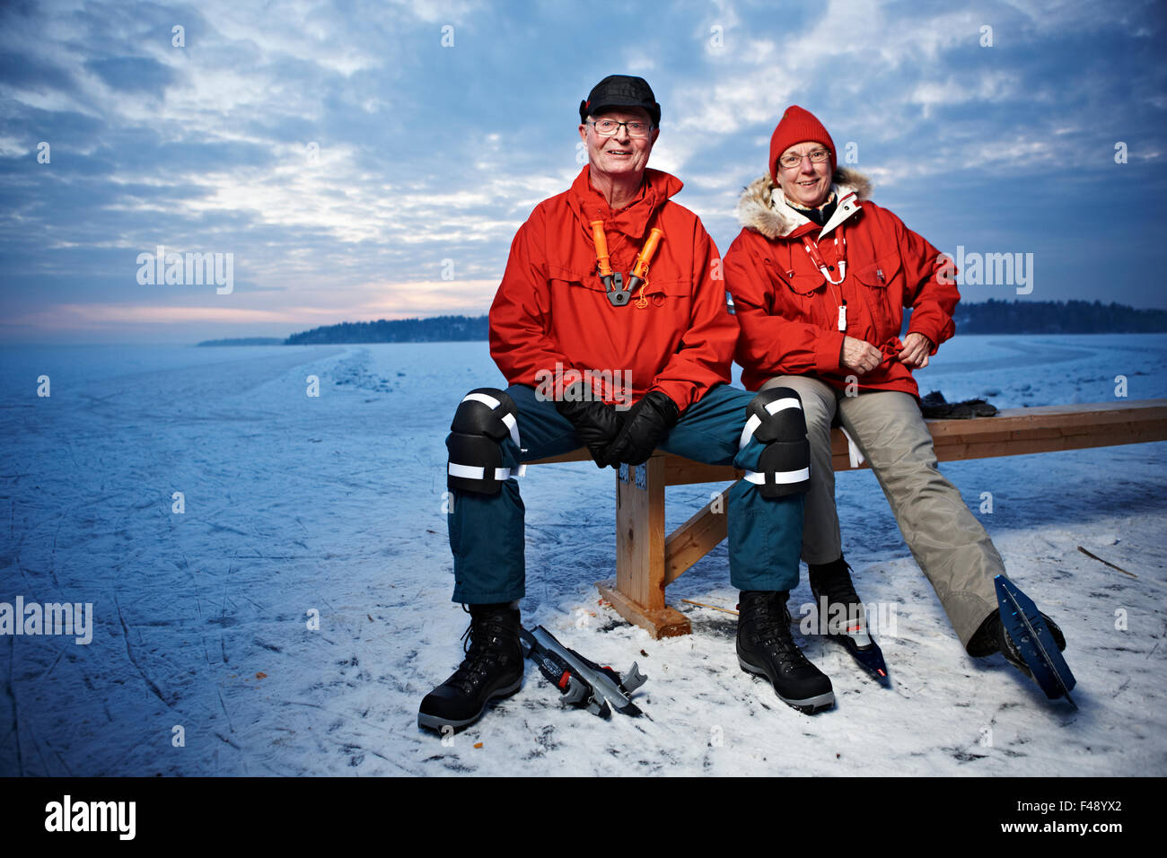 Elderly couple sitting on a bench Stock Photo - Alamy