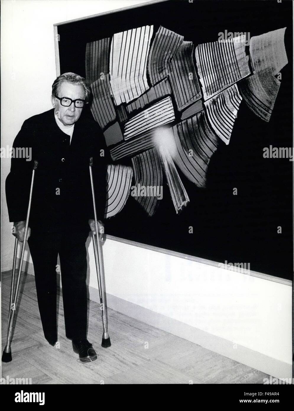 1976 - Exhibition with Works of Hans Hartung at the Munich Lenbachhaus An Exhibition with works of Hans Hartung, the Famous German painter, was opened recently at the Lenbachhaus in Munich. the painter himself attended the opening. Paintings from over 50 years can be seen, from the beginning in 1922 up to his monumental works of 1973. Our picture: Hans Hartung (70) who lives in France since 1945 in front of his ''Colour Scale no. 5'' from 1971. © Keystone Pictures USA/ZUMAPRESS.com/Alamy Live News Stock Photo
