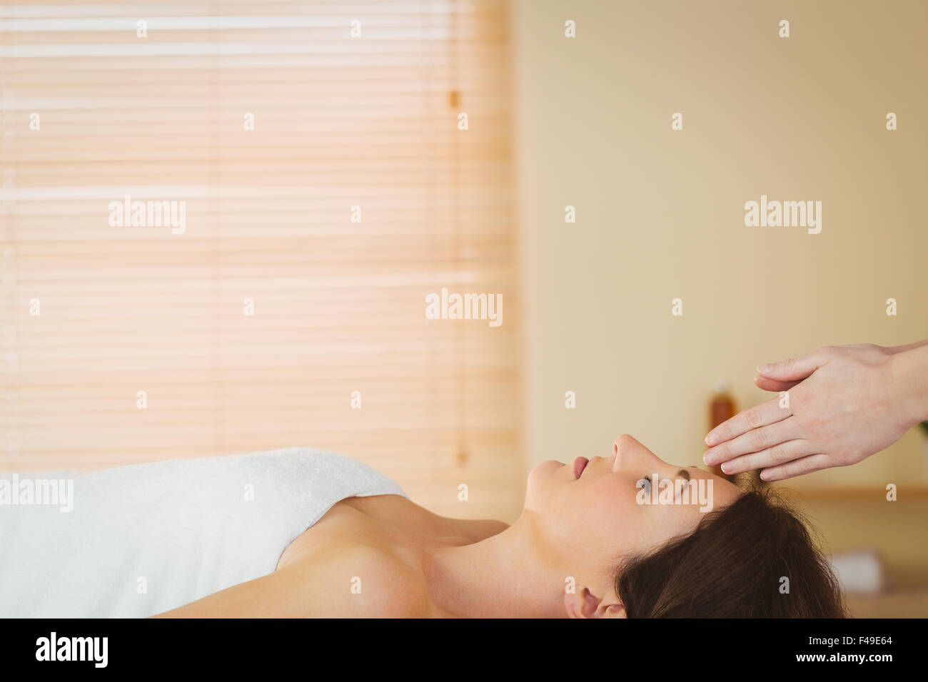 Young woman having a reiki treatment Stock Photo - Alamy
