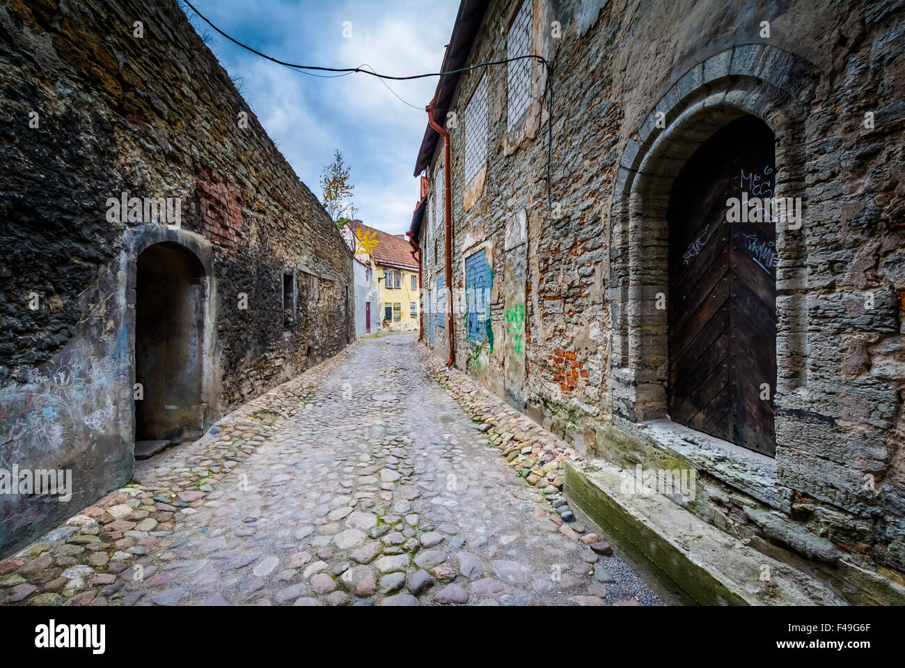 Aida, a narrow cobblestone street in the Old Town, Tallinn, Estonia. Stock Photo
