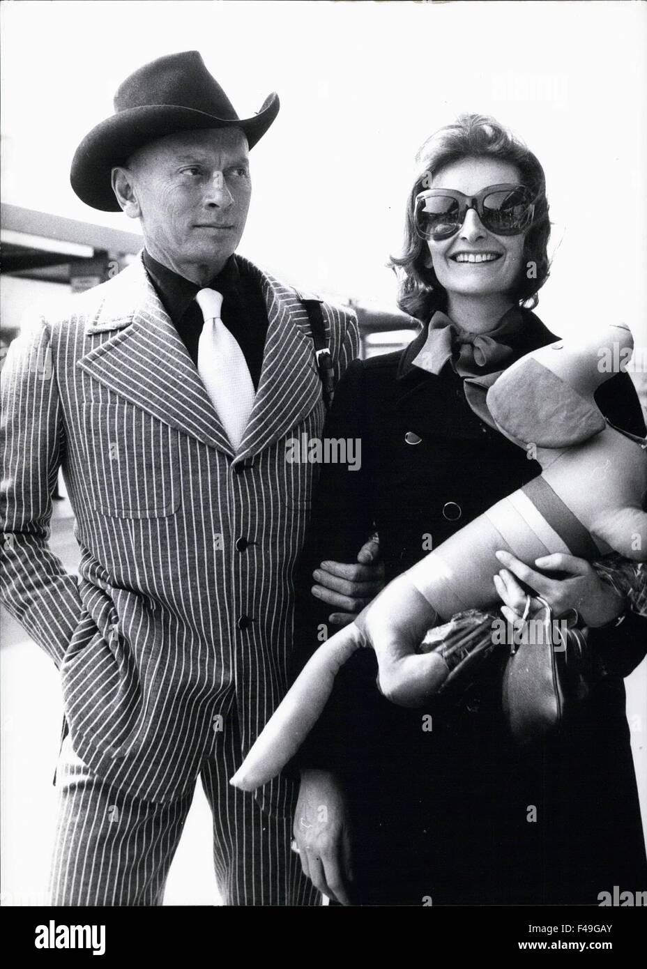 American actor Yul Brynner in West Germany Yul Brynner and his wife Jaqueline came to Munich for the premiere of his newest film Catlow . Immediately after their arrival at the airport they received an Olympia Dachshund. 24th Mar, 1972. The film, which was made in 8 weeks, with the actors working 12 hours a day in Almaria (South Spain) is the first film of the well-known American actor together with the Israeli actress Daliah Lavi. Yul Brynner is very fond of pigeons. He even brought two of the birds to Munich. Keystone photo 24.3.1972 © Keystone Pictures USA/ZUMAPRESS.com/Alamy Live News Stock Photo