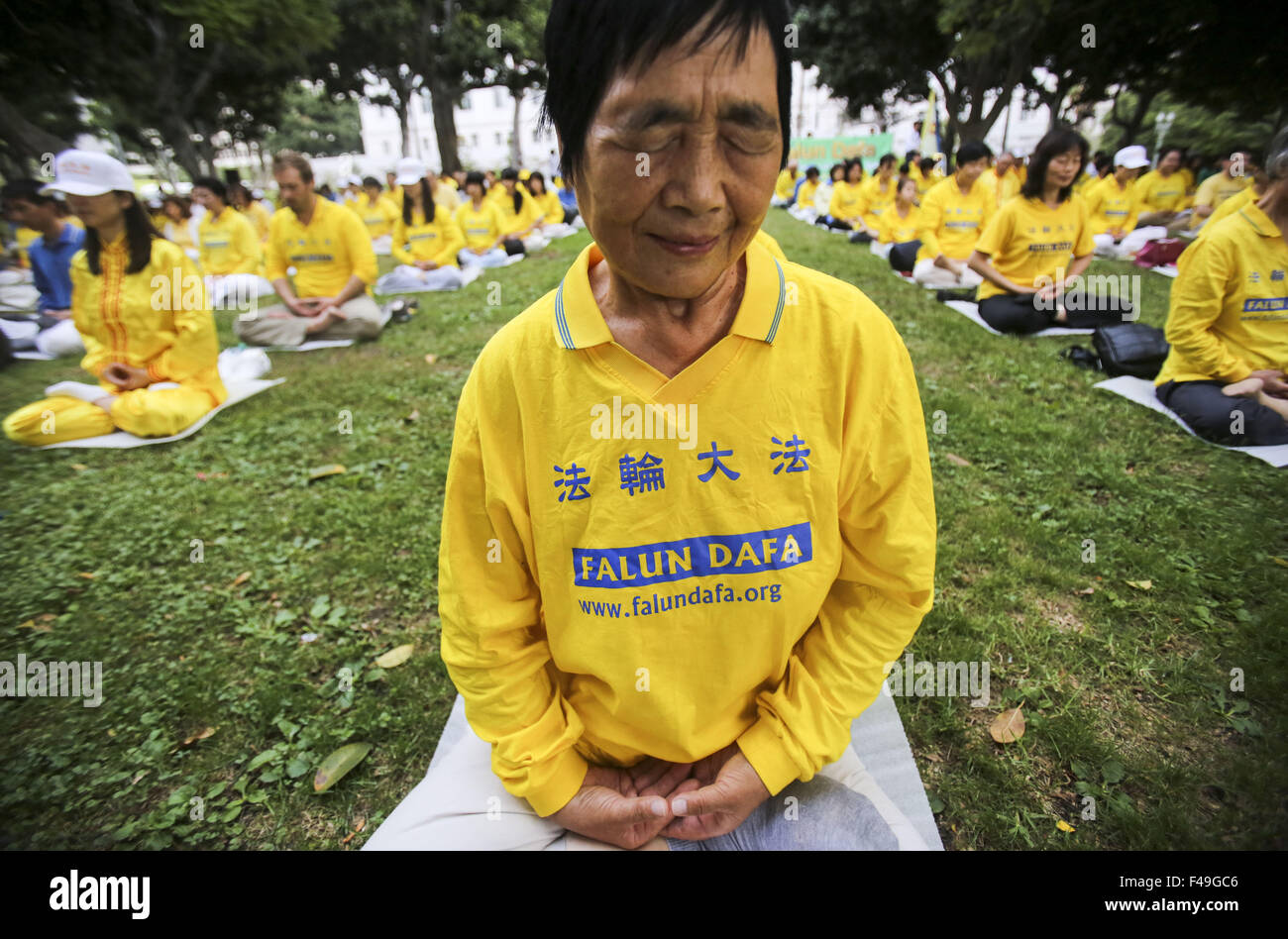 Los Angeles, California, USA. 15th Oct, 2015. Thousands Falun Gong practitioners meditate on the south lawn of Los Angeles City Hall to show their support for the global lawsuit action against Chinas former President Jiang Zemin (1993-2003), who is being sued for crimes including genocide and torture, October 15, 2015 in Los Angeles, California. Credit:  Ringo Chiu/ZUMA Wire/Alamy Live News Stock Photo