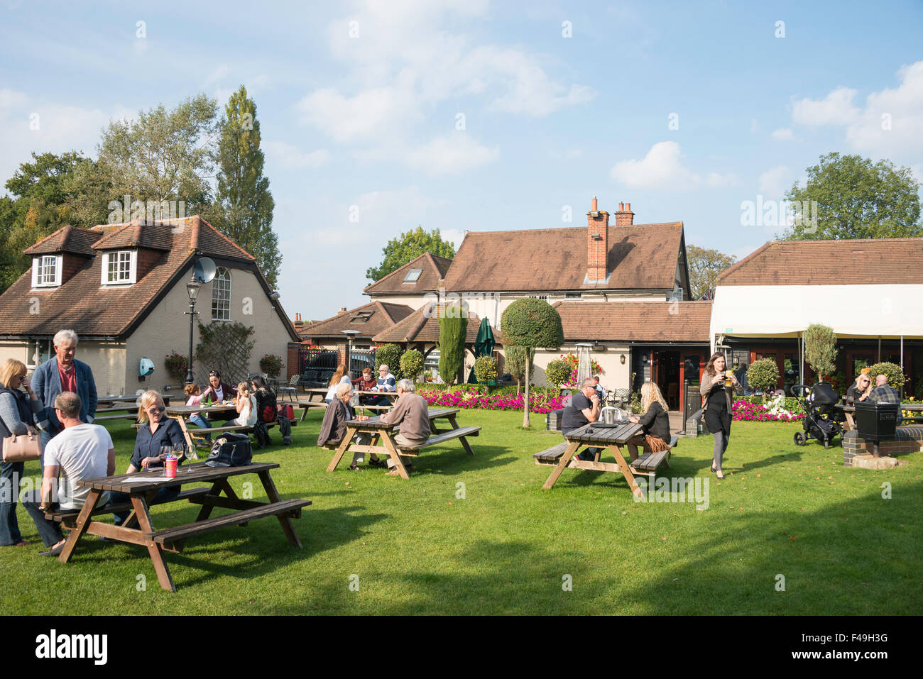 Beer garden at Half Moon Pub, Church Road, Windlesham, Surrey, England, United Kingdom Stock Photo