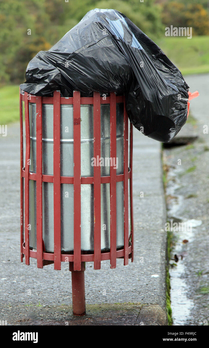 Garbage bin street hi-res stock photography and images - Alamy