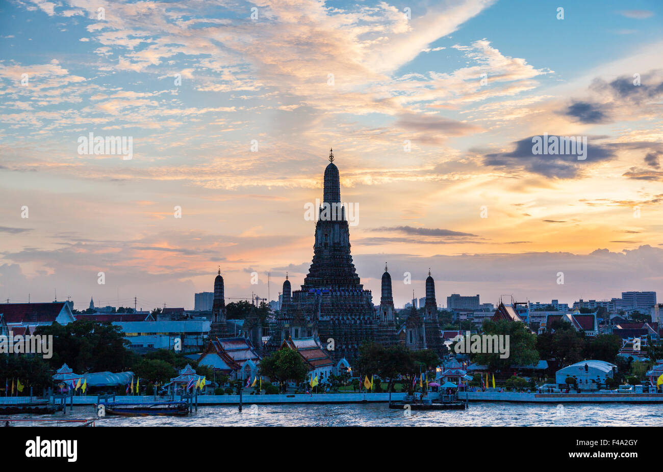 Thailand, evening mood over Bangkok Yai and the Chao Phraya River, with the mighty central prang of Wat Arun, Temple of Dawn, si Stock Photo