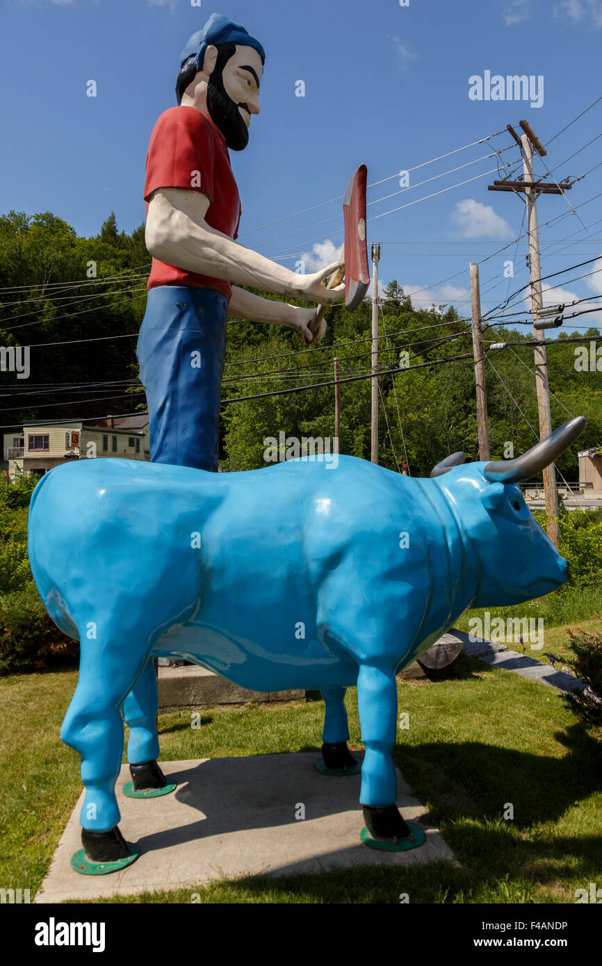 Babe the Blue Ox stands next to Paul Bunyan in front of the Rumford Visitor Center, Maine USA Stock Photo