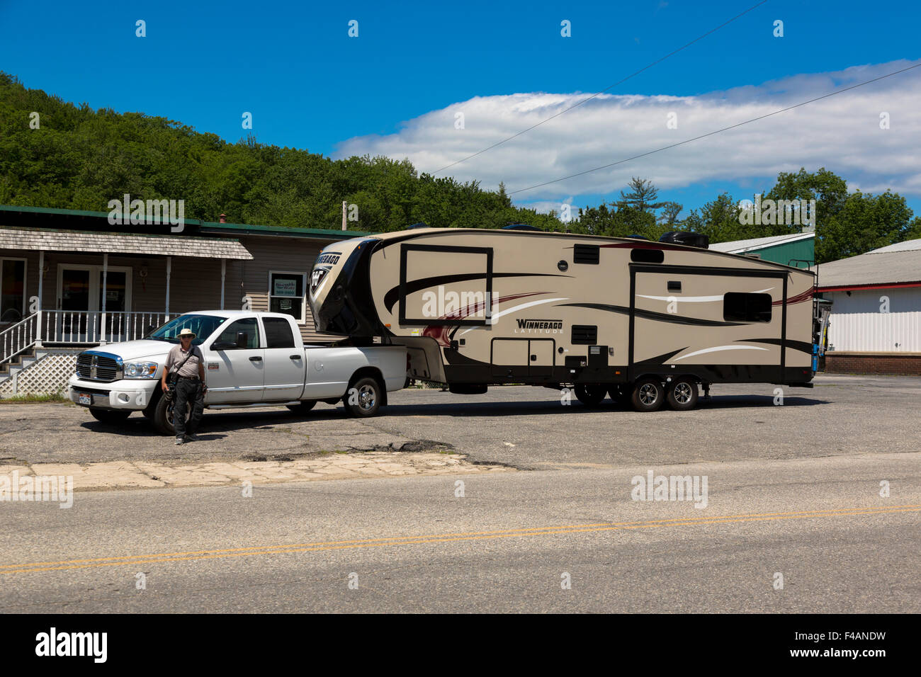 Dodge Ram 3500 Pickup truck and Winnebago 33ck fifth wheel parked at roadside Stock Photo