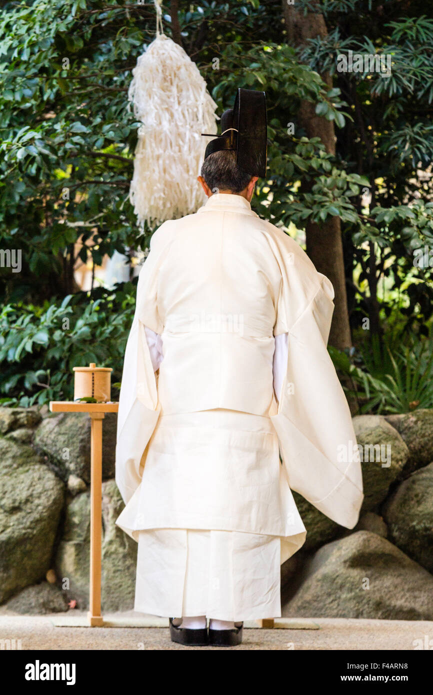 Nishinomiya shrine, Japan, Priest ceremony, Kannushi, head priest reading text to four other priests Stock Photo