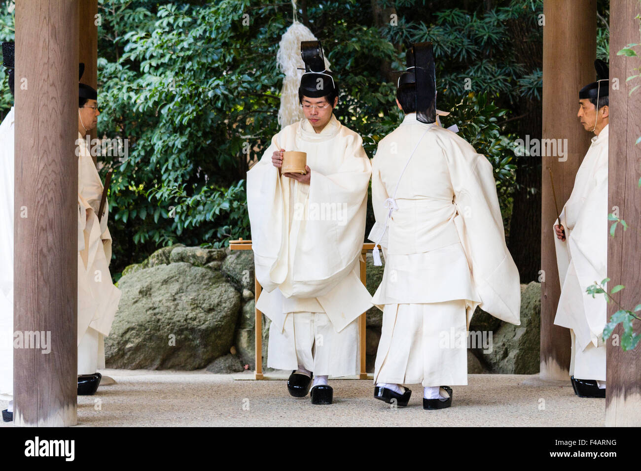 Nishinomiya shrine, Japan, Shinto Priests, Kannushi, with chief priest  making offerings to four other priests. All wear Kammuri, black hats Stock  Photo - Alamy