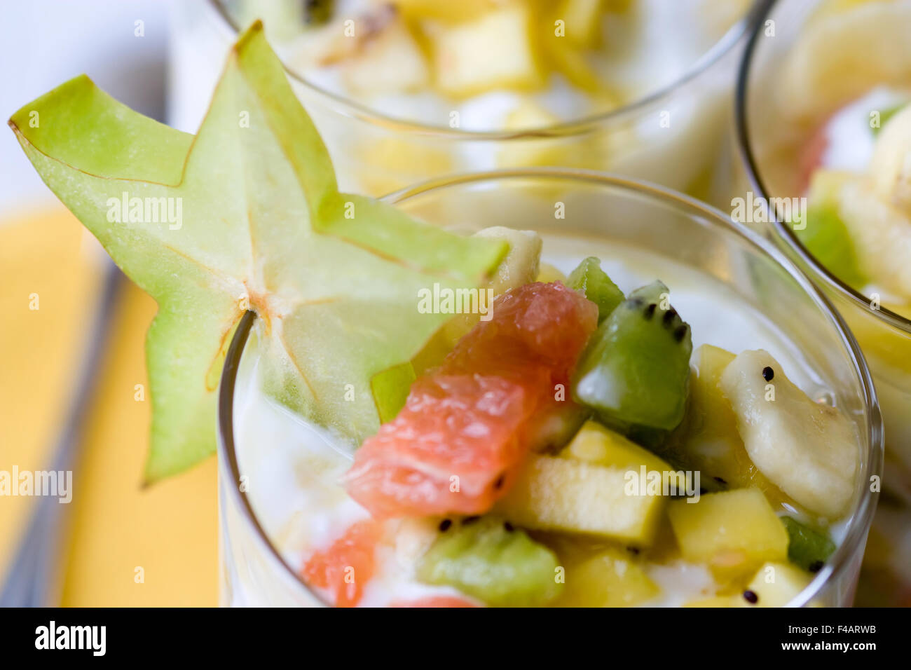 Tropischer Obstsalat Tropical Fruit Salad Stock Photo Alamy