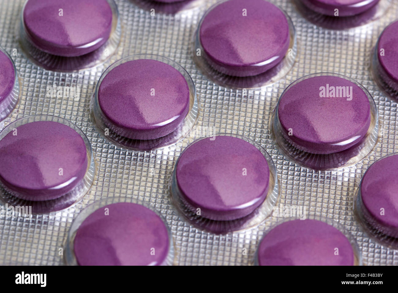 Как называется разноцветные таблетки. Сиреневые таблетки. Фиолетовые таблетки. Таблетки фиолетового цвета. Таблетки сиреневого цвета.