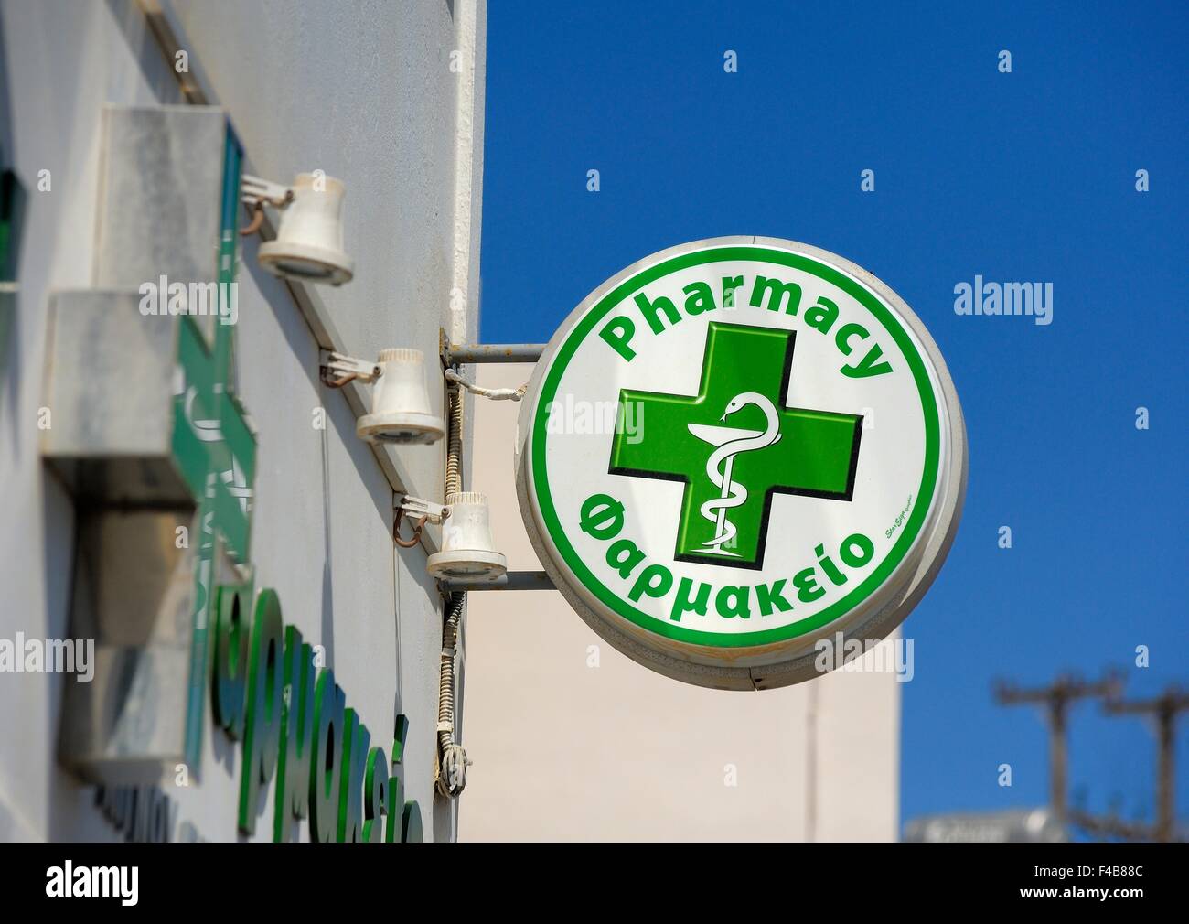 Pharmacy sign green cross hi-res stock photography and images - Alamy