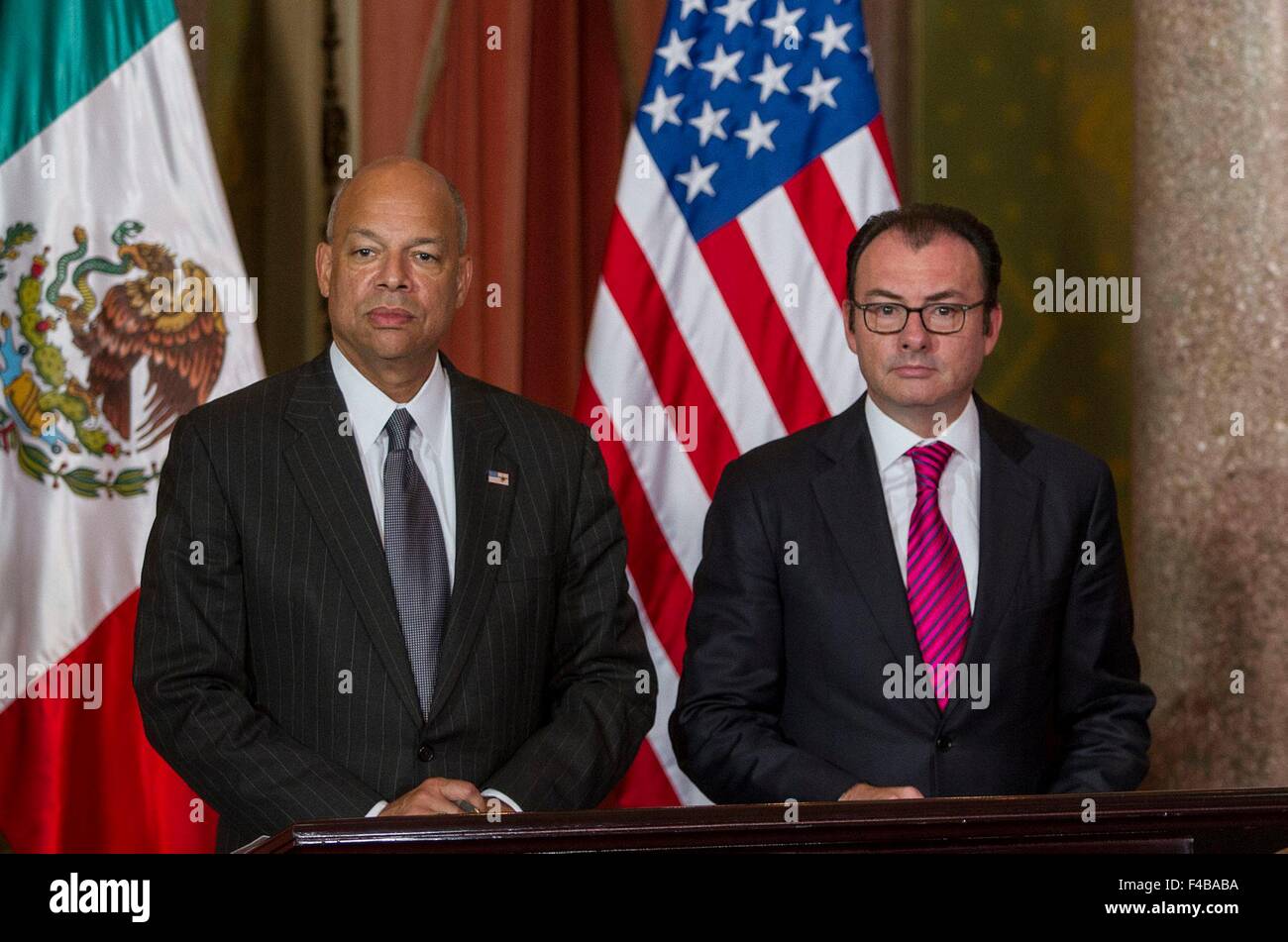 Mexico City, Mexico. 15th Oct, 2015. Mexico's Finance Minister Luis Videgaray(R) and U.S. Department of Homeland Security (DHS) Secretary Jeh Johnson take part in press conference in Mexico City, capital of Mexico, on Oct. 15, 2015. Credit:  Jessica Espinosa/NOTIMEX/Xinhua/Alamy Live News Stock Photo