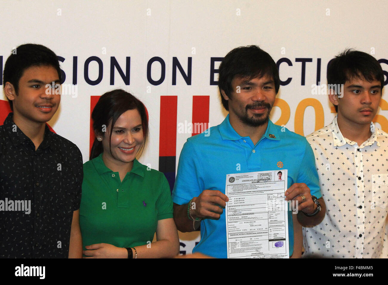Manila, Philippines. 16th Oct, 2015. Philippine boxer Manny Pacquiao(2nd R) poses with his wife Jinkee (2nd L) and children at the Commission on Elections building in Manila, the Philippines, Oct. 16, 2015. The Philippines' election season kicked off Oct. 12 and Pacquiao is one of the most popular senatorial candidates. Credit:  Rouelle Umali/Xinhua/Alamy Live News Stock Photo