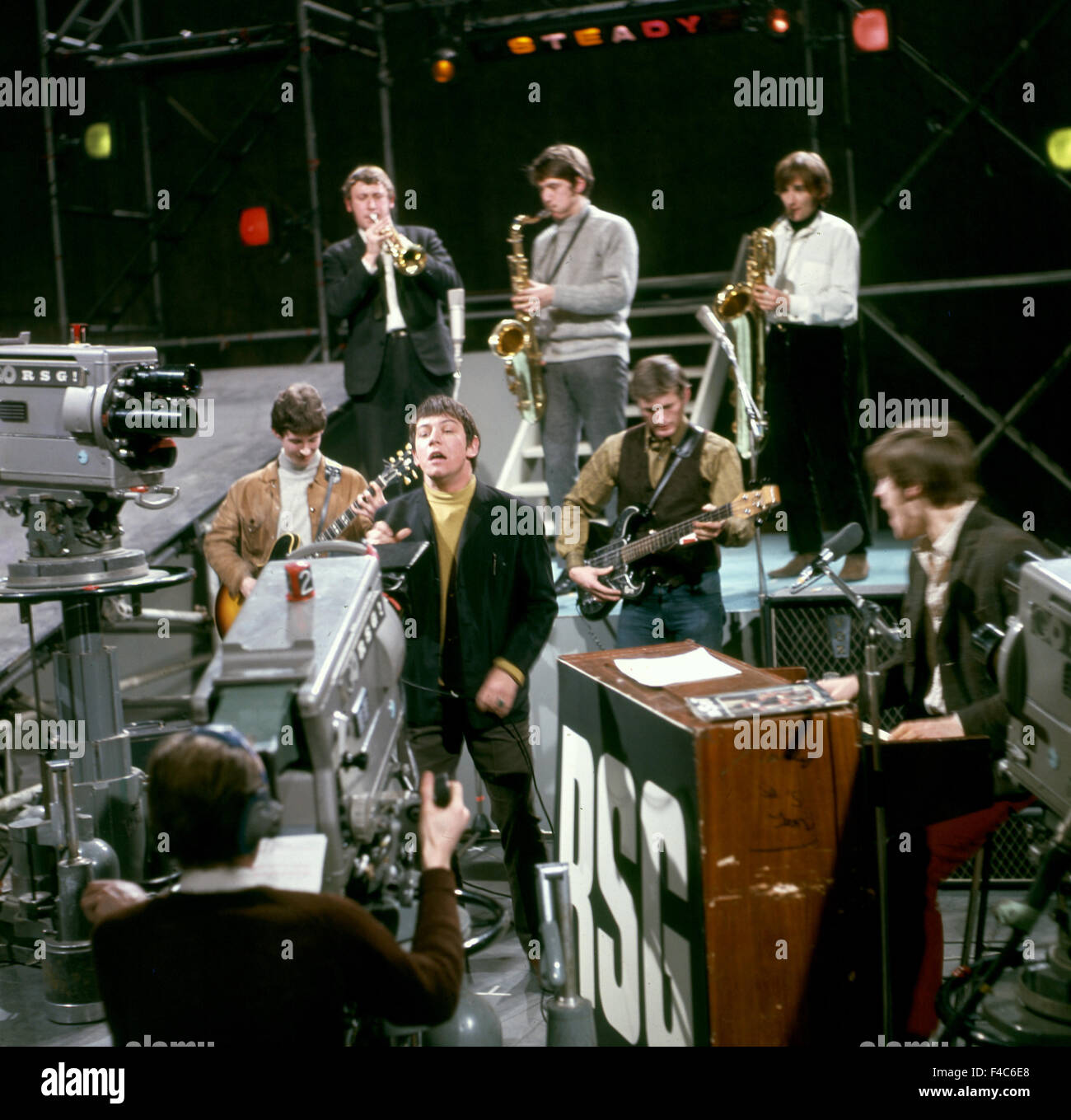 ERIC BURDON on Ready,Steady,Go ! about 1967 with Alan Price on ...