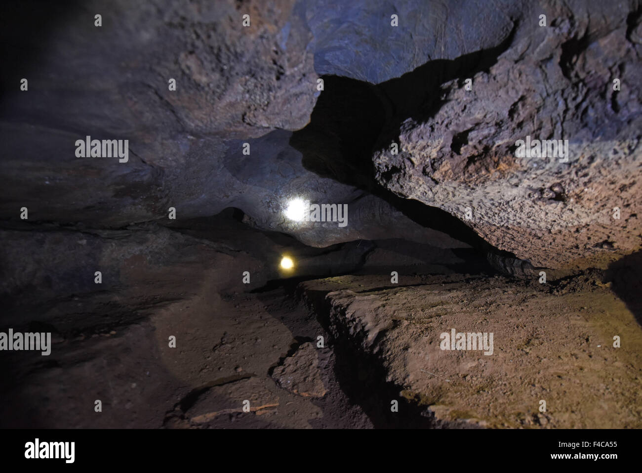 (151016) -- DAOXIAN, Oct. 16, 2015 (Xinhua) -- Photo taken on Oct. 16, 2015 shows the cave in which some tooth fossils were found at Daoxian County in central China's Hunan Province. Tooth fossils found in Daoxian indicate the early form of modern homo sapiens appeared in the region more than 80,000 years ago. The 47 fossils date back from 80,000 to 120,000 years and are believed to be the oldest remains of a completely modern form scientists have known in the east Asia region, the study's leading scientists said on Oct. 15, 2015.  (Xinhua/Li Ga) (yxb) Stock Photo