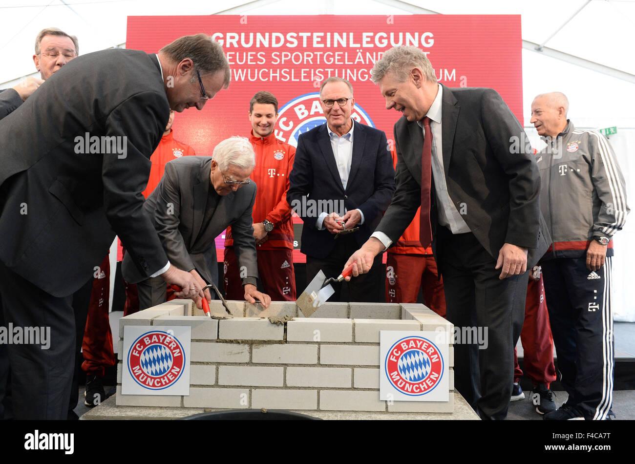 Munich, Germany. 16th Oct, 2015. Mayor of Oberschleissheim, Christian Kuchlbauer (Freie Waehler, L-R); architect Albert Speer; chief executive of Bayern Munich, Karl-Heinz Rummenigge; and mayor of Munich Dieter Reiter (SPD) pose at the laying of the first stone of a new sports centre for the club, in Munich, Germany, 16 October 2015. PHOTO: ANDREAS GEBERT/DPA/Alamy Live News Stock Photo