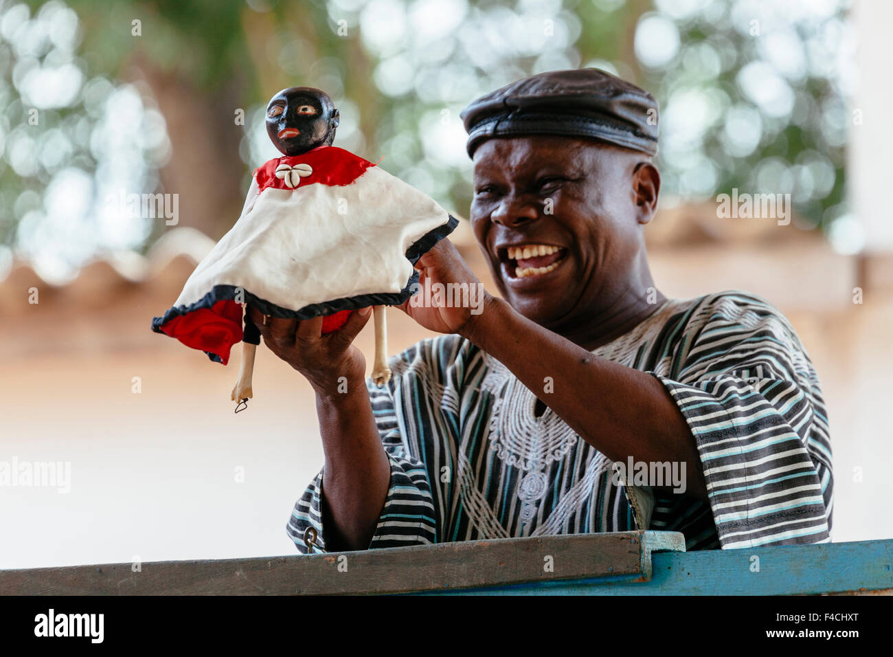 Africa, West Africa, Togo, Lome. Puppeteer Kanlanfei Danaye performing with his company Marionettes du Togo. Stock Photo
