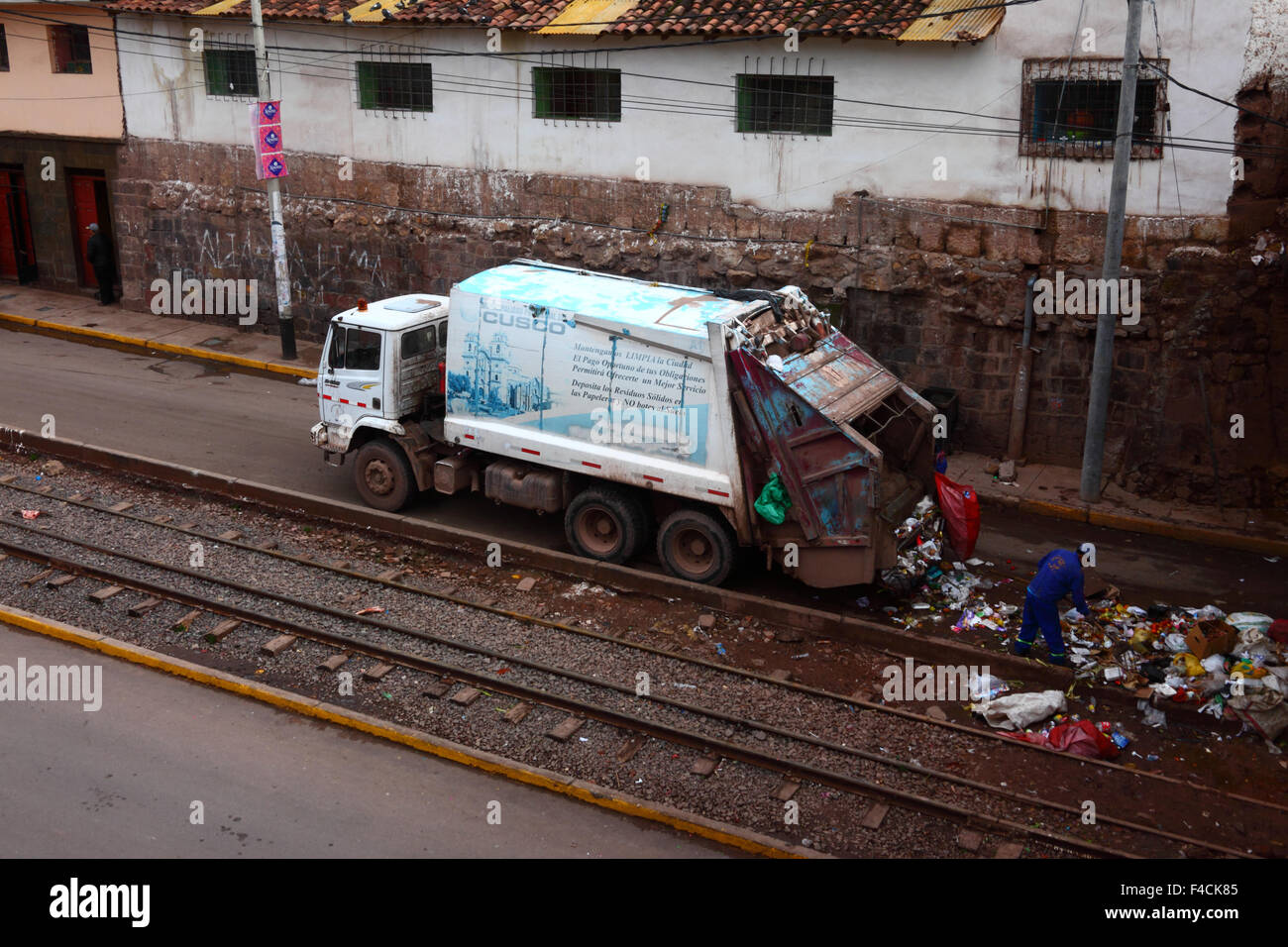Truck collecting garbage next to former railway line on Av del Ejercito, Cusco, Peru Stock Photo