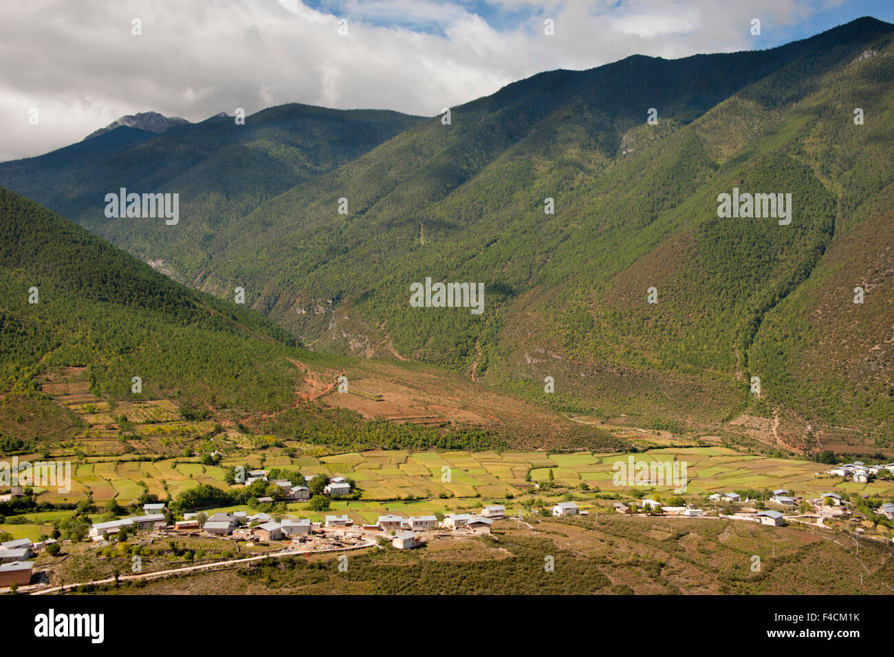 China, Yunnan, Guo Dao 214. Nixi village surrounded by agricultural fields seen from National Highway 214. Stock Photo