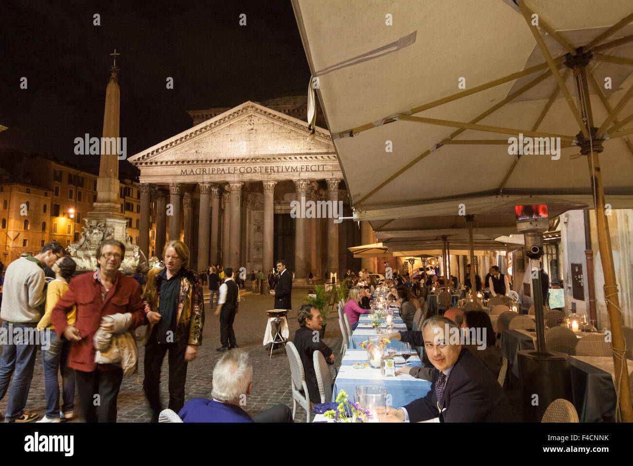 Alfresco dinning on Piazza della Rotonda with Pantheon in background, Rome, Italy Stock Photo