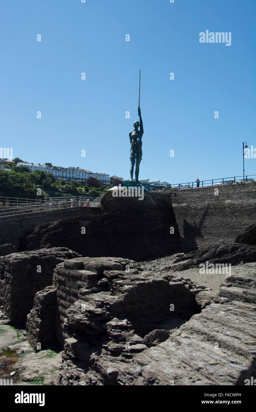 N.DEVON; ILFRACOMBE HARBOUR; 'VERITY' BY DAMIEN HIRST AND THE ROCKY SHORELINE Stock Photo