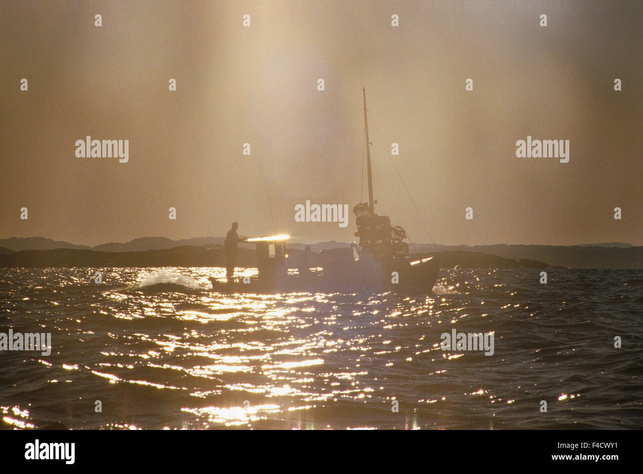 Boat on the ocean silhouette hi-res stock photography and images - Alamy