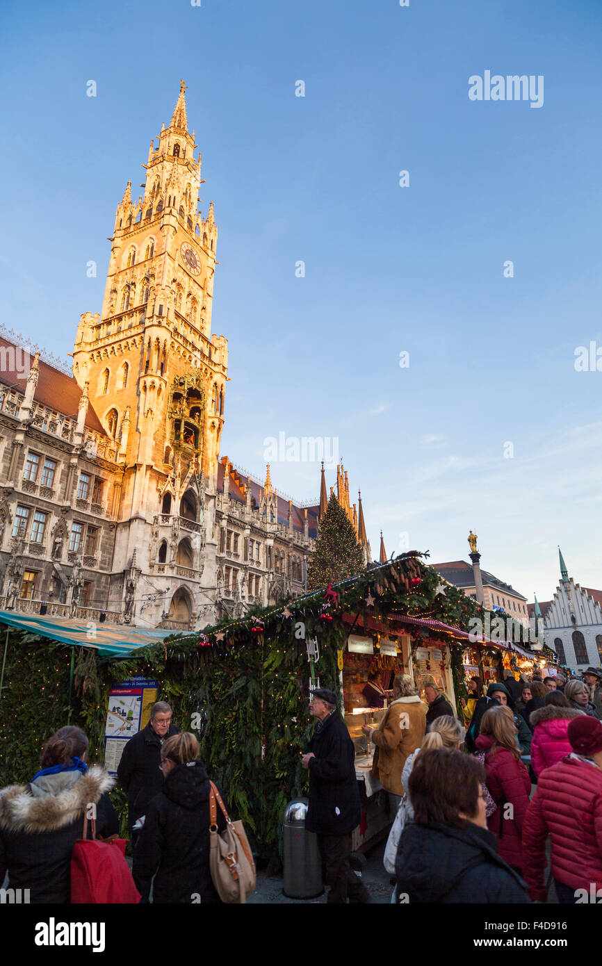 Christmas market in Munich. Marienplatz (Mary's Square) and the Neue Rathaus (New City Hall). Munich, Bavaria, Germany. Stock Photo