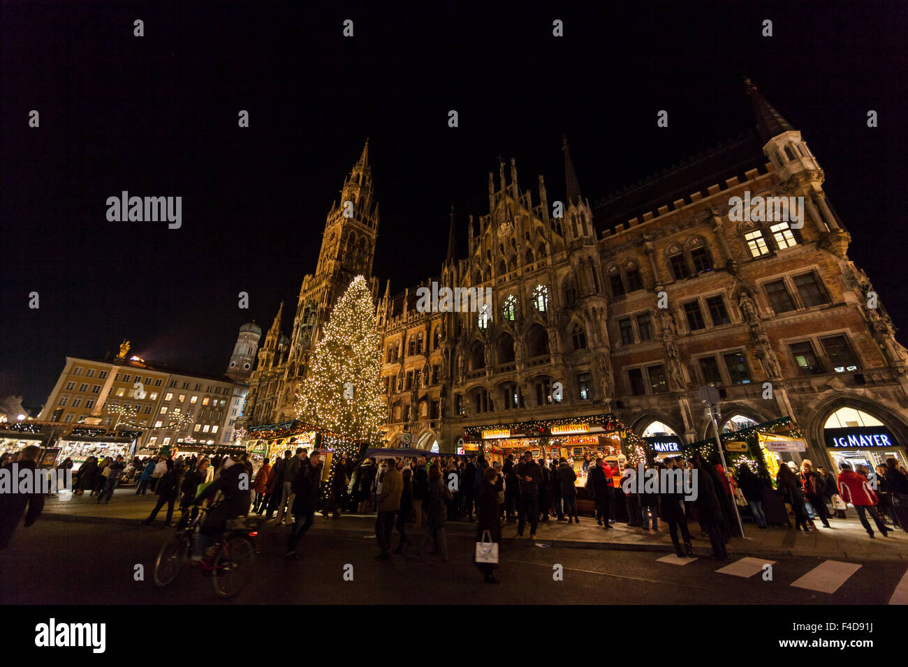 Christmas market in Munich. Marienplatz (Mary's Square) and the Neue ...