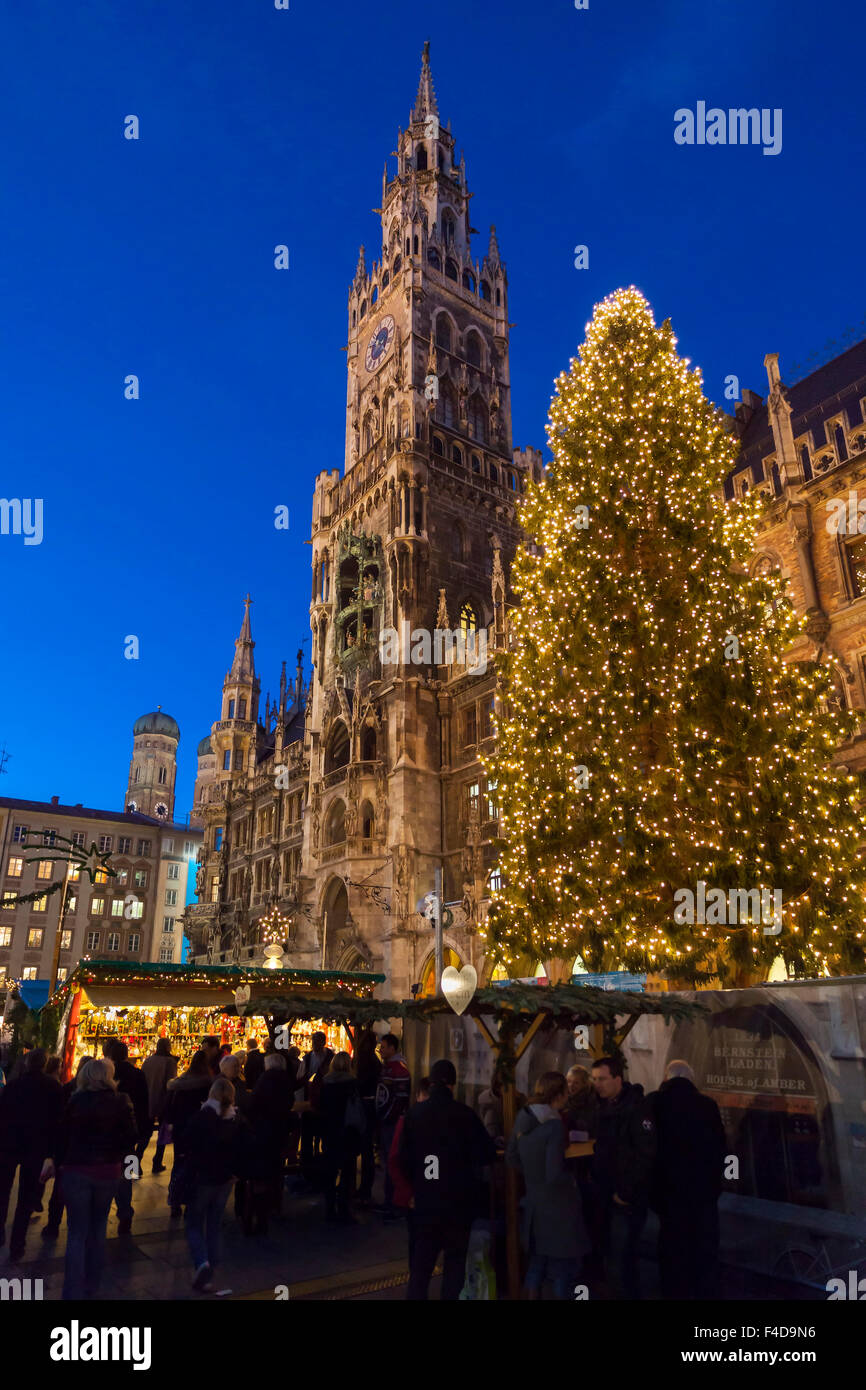 Christmas market in Munich. Marienplatz (Mary's Square) and the Neue ...