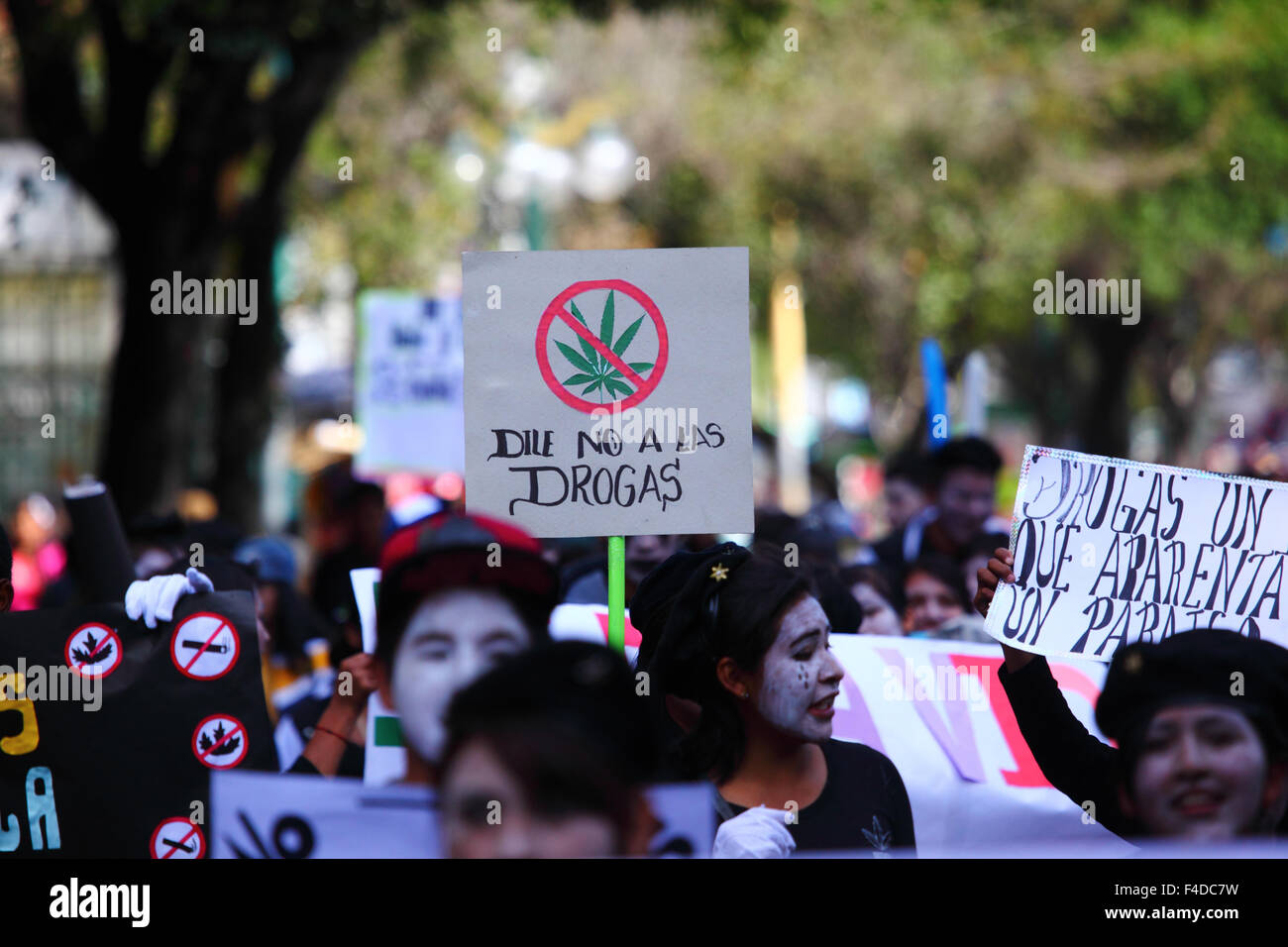 La Paz, Bolivia, 16th October 2015. A student carries a placard saying 'No to Drugs' with a crossed out cannibis leaf during a march through La Paz city centre warning of the dangers of drug use. The demonstration is organised every year by the police together with schools and colleges to educate and raise awareness about drugs and their dangers. Credit: James Brunker / Alamy Live News Stock Photo