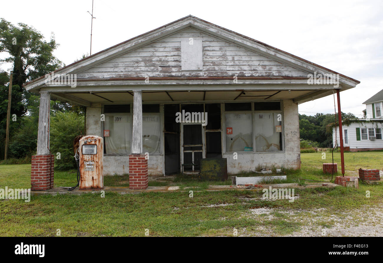 A closed gas station near Lottsburg, Virginia, USA Stock Photo Alamy