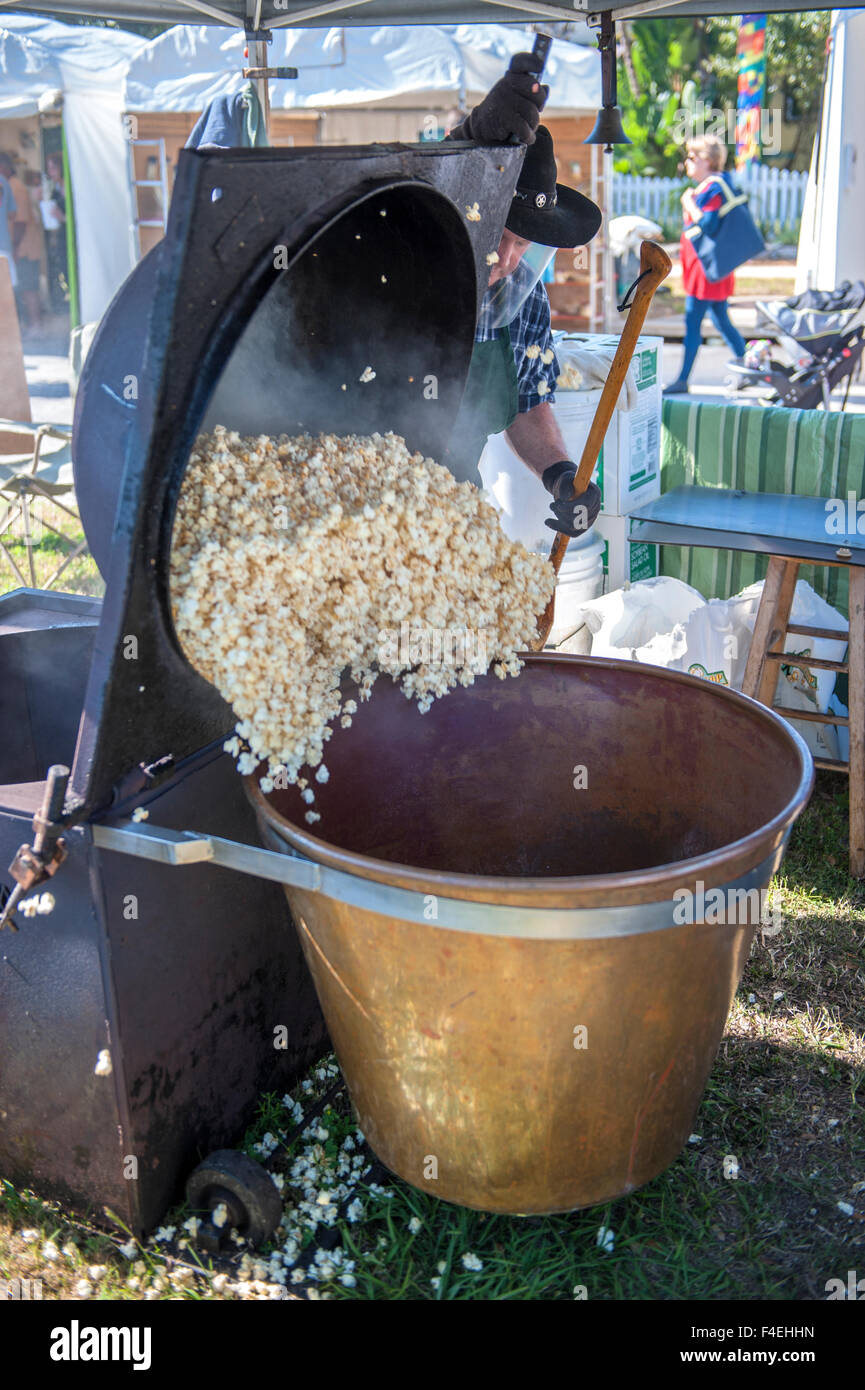 https://c8.alamy.com/comp/F4EHHN/usa-florida-new-smyrna-beach-making-kettle-corn-at-images-art-show-F4EHHN.jpg