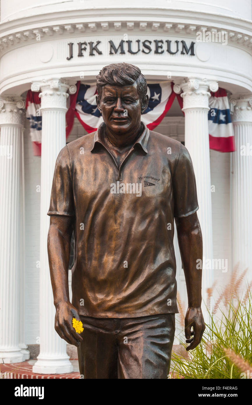 Massachusetts, Cape Cod, Hyannis, JFK Museum, museum and statue of former President John F. Kennedy Stock Photo