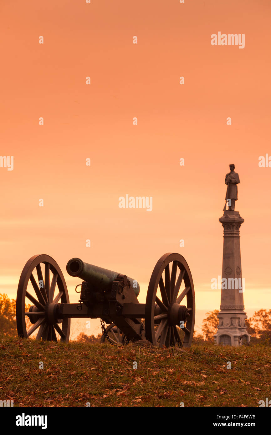 USA, Pennsylvania, Gettysburg, Battle of Gettysburg, battlefield monument and Civil War cannon, dawn Stock Photo