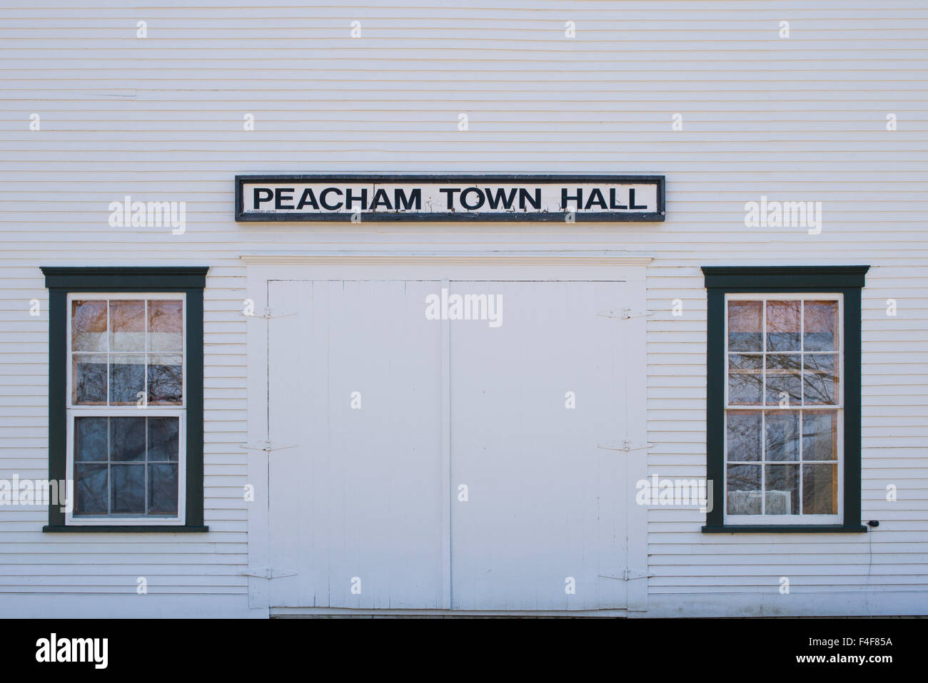 Vermont, Peacham, sign for Peacham Town Hall Stock Photo Alamy