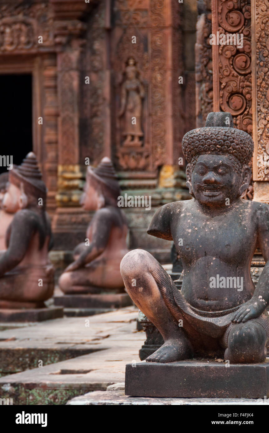 Stone sculputure sitting in front of temple Stock Photo