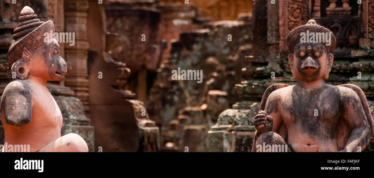 Stone sculputure sitting in front of temple B Stock Photo