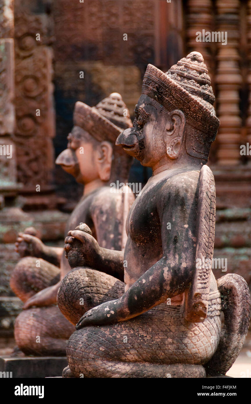 Stone sculputure sitting in front of temple B Stock Photo